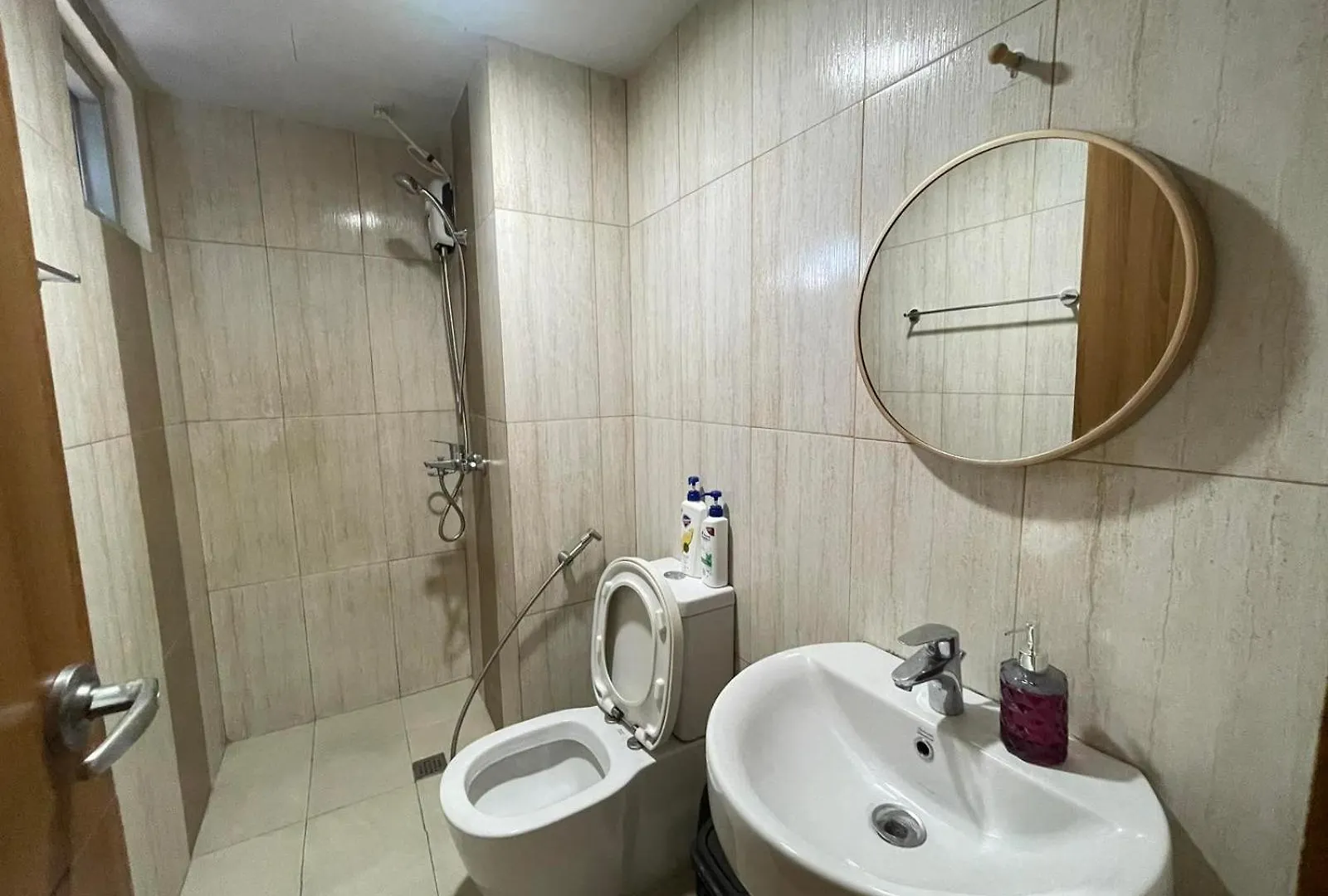 Apartment 8 Adriatico- 1 Bedroom Condo With Balcony In Ermita Near The Us Embassy And Pgh Manila