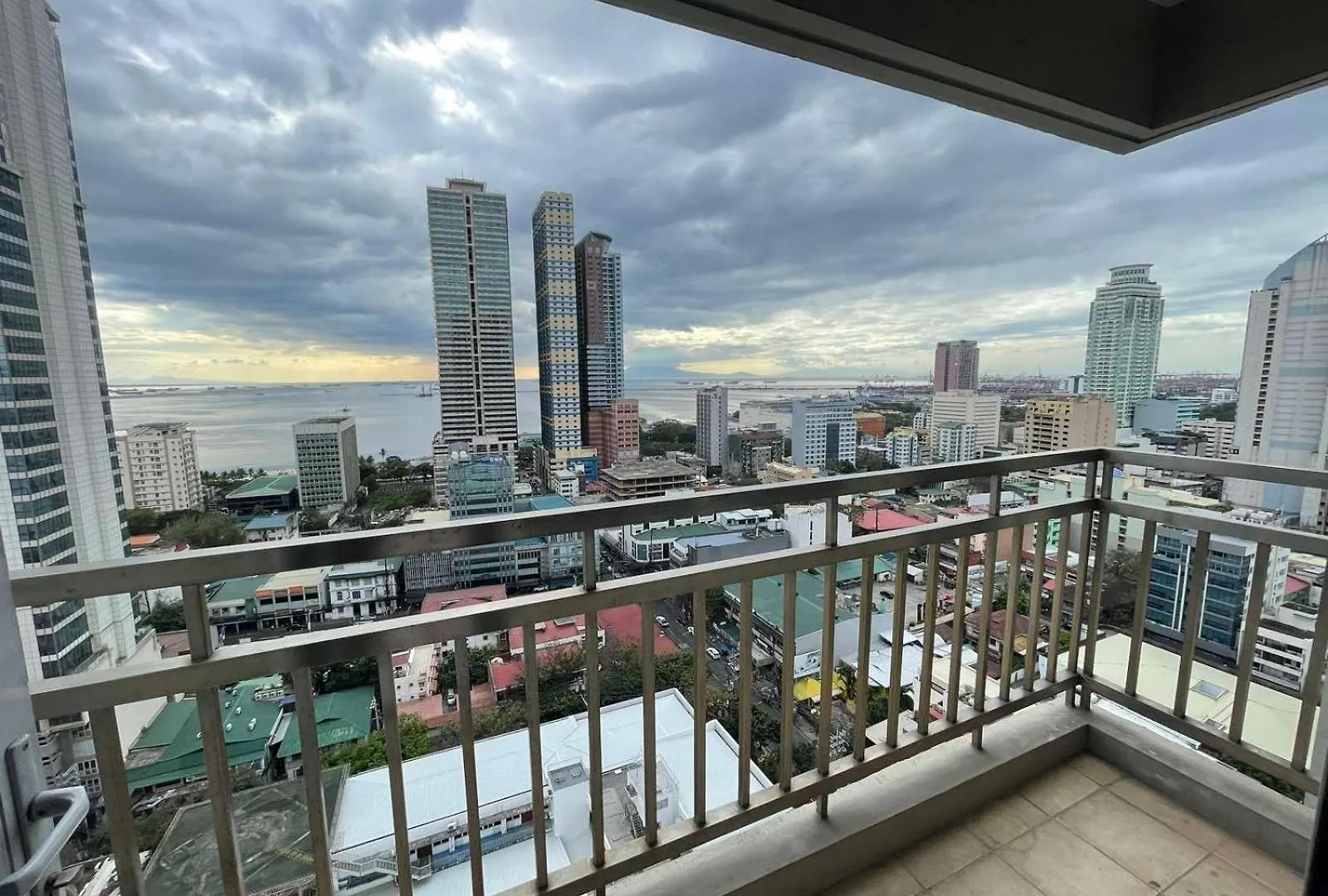8 Adriatico- 1 Bedroom Condo With Balcony In Ermita Near The Us Embassy And Pgh Manila Apartmán